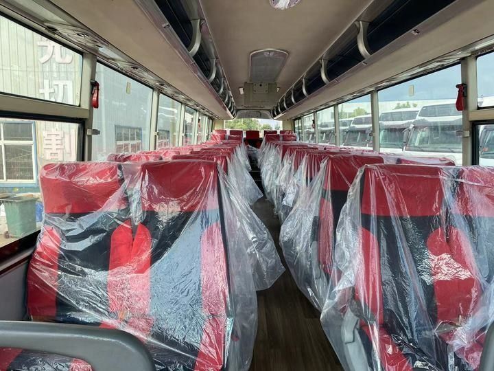 Autobús de pasajeros de 65 plazas Autobús de autocares usados Buen estado y capacidad del motor 6 8L