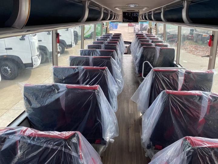 Autobús de pasajeros de 65 plazas Autobús de autocares usados Buen estado y capacidad del motor 6 8L