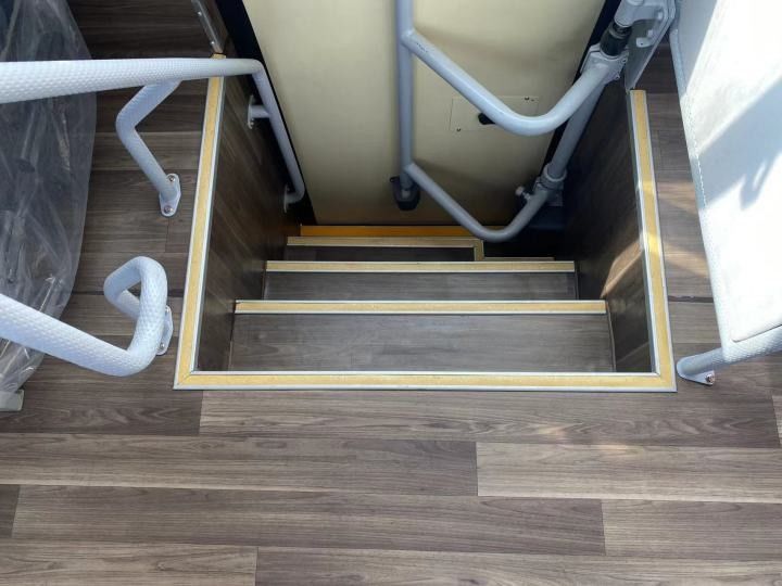 Autobús de pasajeros de 65 plazas Autobús de autocares usados Buen estado y capacidad del motor 6 8L