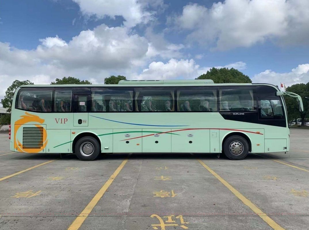 Autobús de lujo diesel de 47 plazas con alta capacidad del motor y asientos cómodos