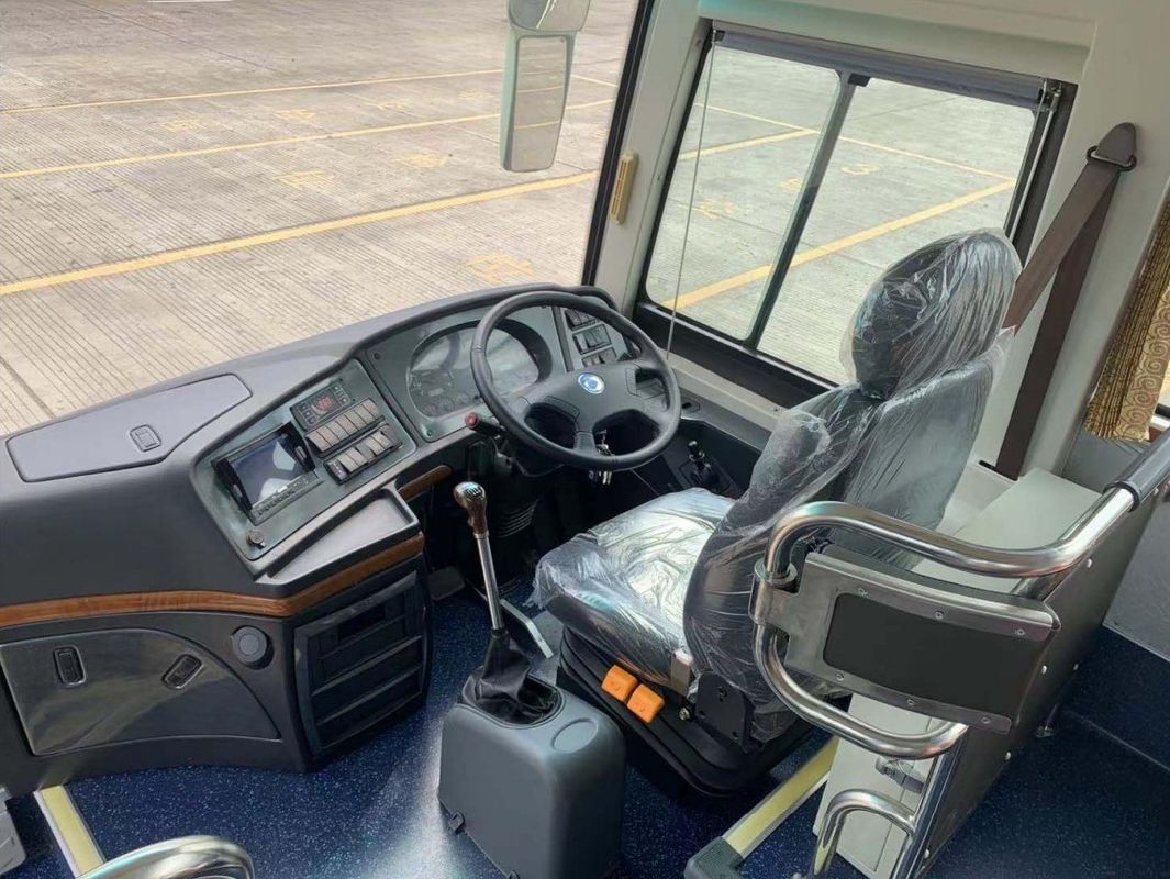 Autobús de lujo diesel de 47 plazas con alta capacidad del motor y asientos cómodos