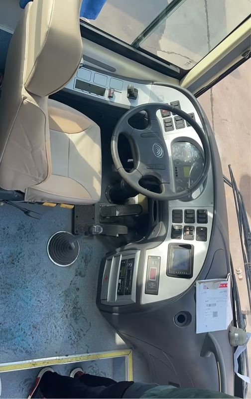 Autobús turístico de lujo de 30 a 40 asientos Autobús usado con capacidad de motor de 9.726L
