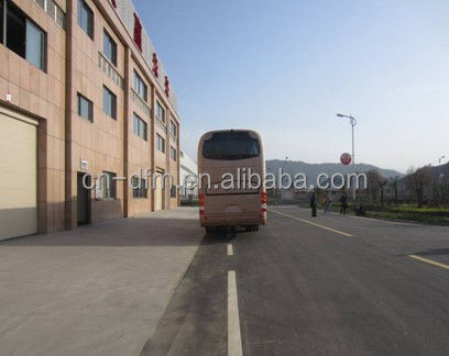 Autobús de lujo de 60 plazas con eje Dongfeng Dona y neumáticos 298/80R22.5 en el mejor de los casos