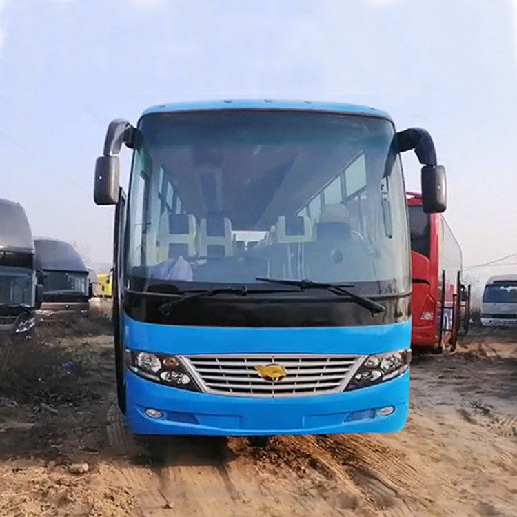 Autobús de 35 plazas con transmisión manual y interior de lujo en buen estado
