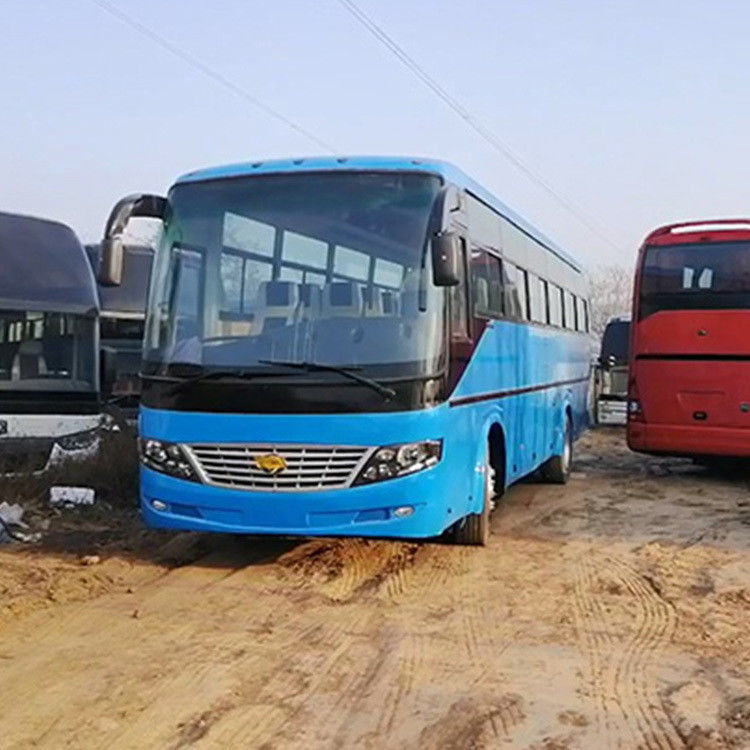 Autobús de 35 plazas con transmisión manual y interior de lujo en buen estado