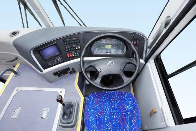 Autobús de autobús con transmisión manual FAST con neumático sin tubos 315/80R22.5 e interior de lujo