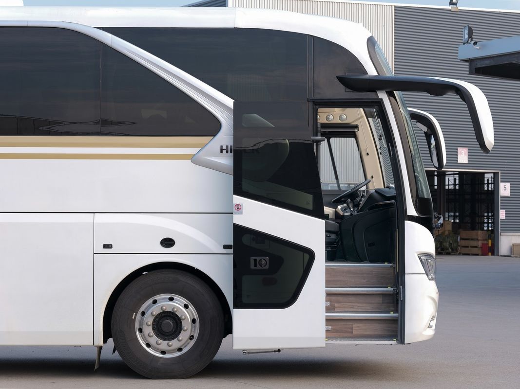 Autobús público de estilo 53 asientos 12m de diseño de color Autobús de lujo con combustible Deisel