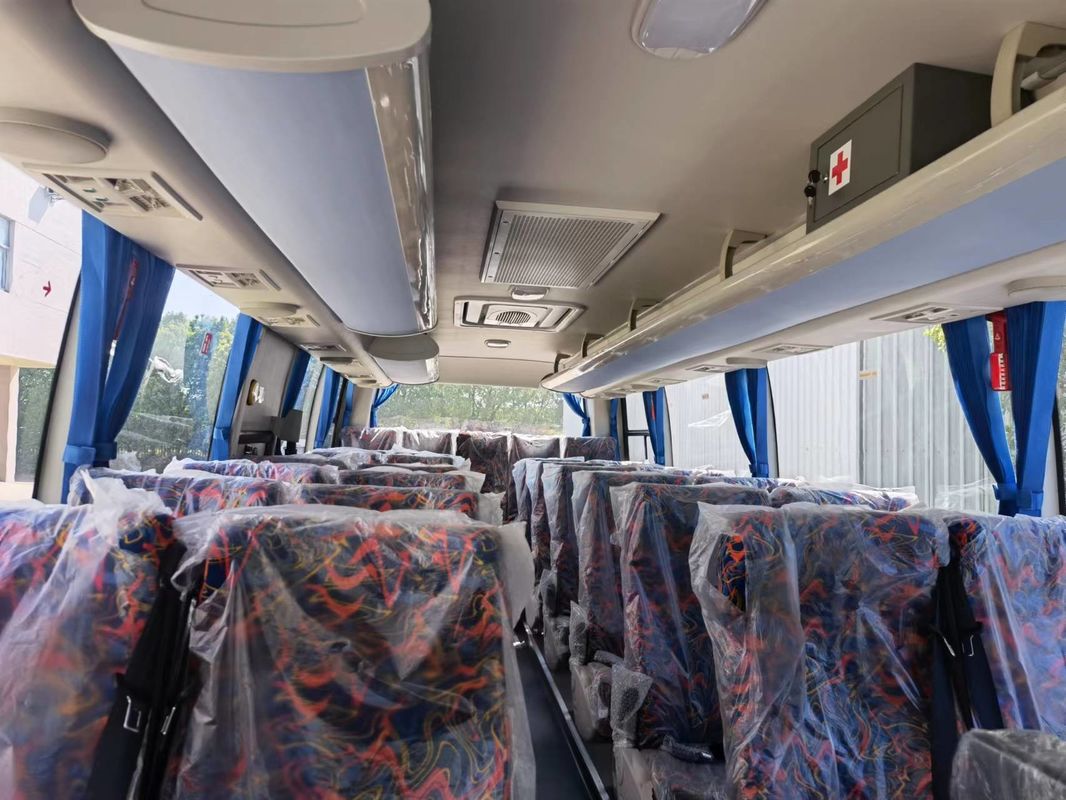 Requisito del cliente 2022 Transmisión manual Autobús de lujo con 32 asientos y mesas