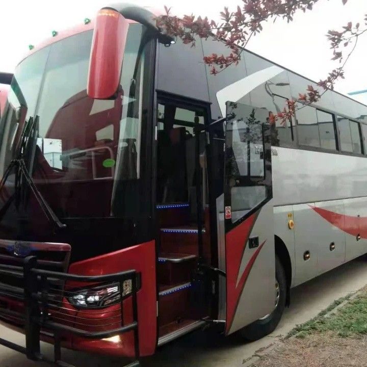 70 asientos Dirección a mano derecha Dirección asistida Autobús de lujo con capacidad de 6125 motores