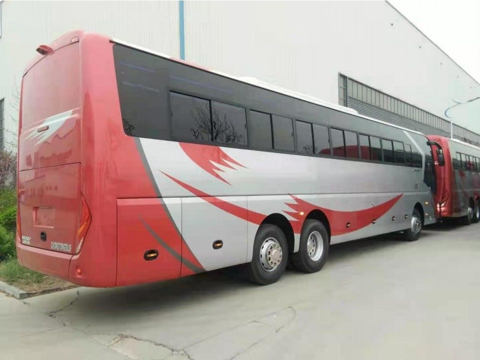 70 asientos Dirección a mano derecha Dirección asistida Autobús de lujo con capacidad de 6125 motores