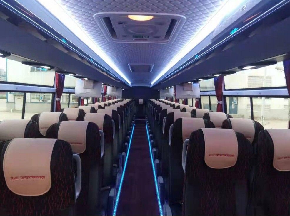 70 asientos Dirección a mano derecha Dirección asistida Autobús de lujo con capacidad de 6125 motores