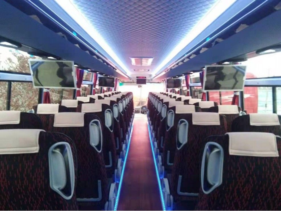 70 asientos Dirección a mano derecha Dirección asistida Autobús de lujo con capacidad de 6125 motores