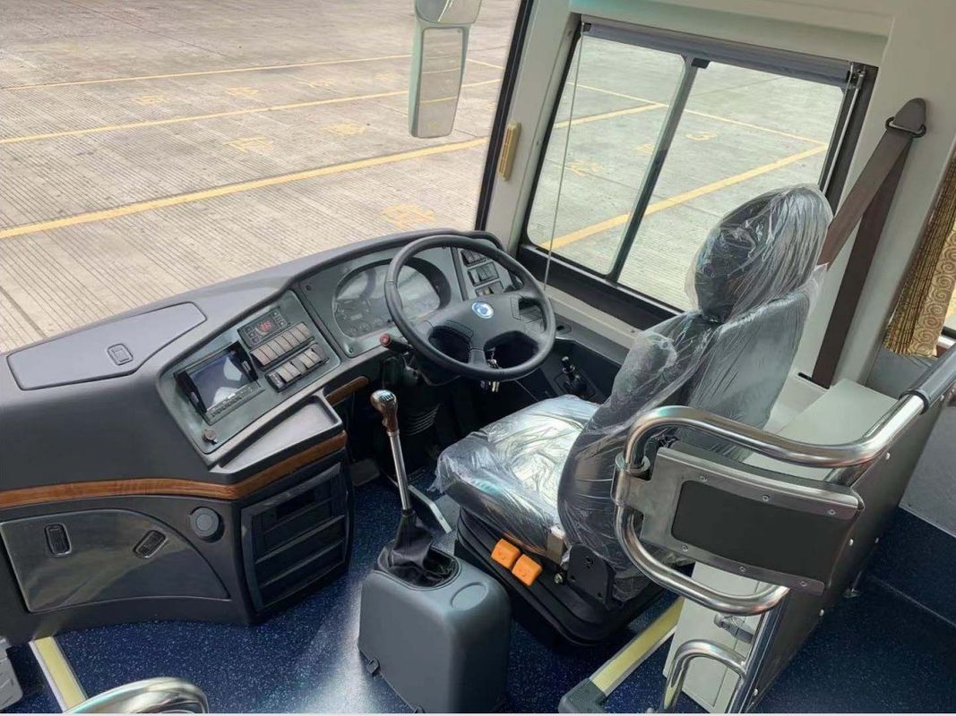 70 asientos Dirección a mano derecha Dirección asistida Autobús de lujo con capacidad de 6125 motores