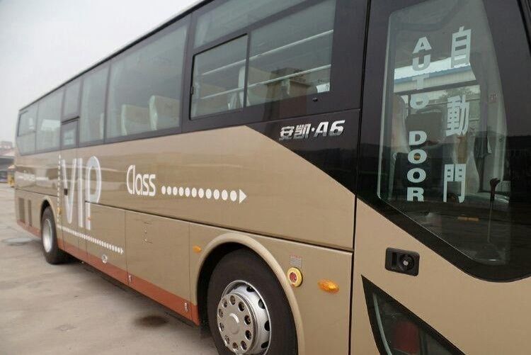 Autobuses urbanos de motor Yuchai 67 asientos 12m Autobuses de lujo para el transporte urbano cómodo