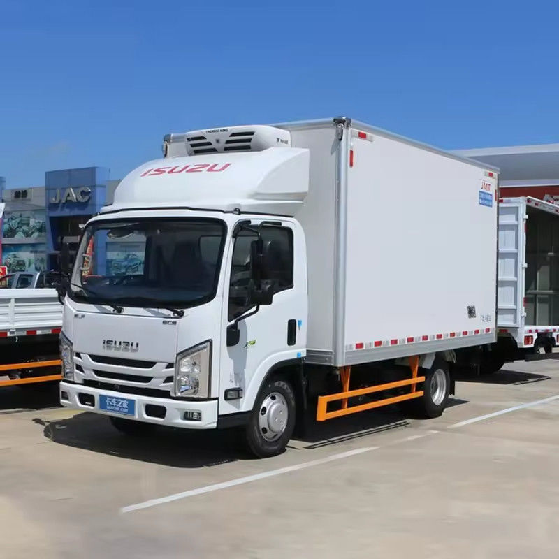 3360mm Base de ruedas Isuzu 10 toneladas Camión refrigerador de caja para el transporte de verduras y carne