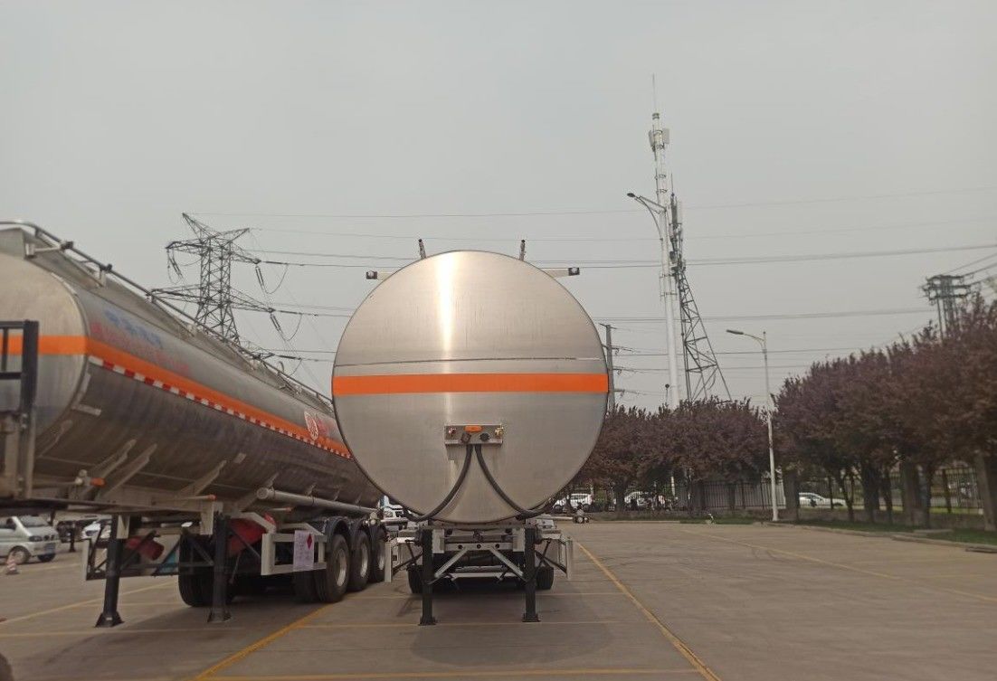 CIMC LINYU 46000L Cisterna de combustible de aleación de aluminio Camión remolque con distancia entre ejes 6150 1310 1310