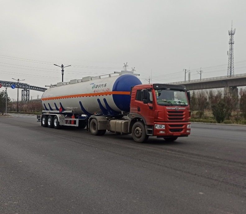 CIMC LINYU 48000 50000Treiler de tanque de combustible de 3 litros de eje 48m3 Semirremolque de aleación de aluminio