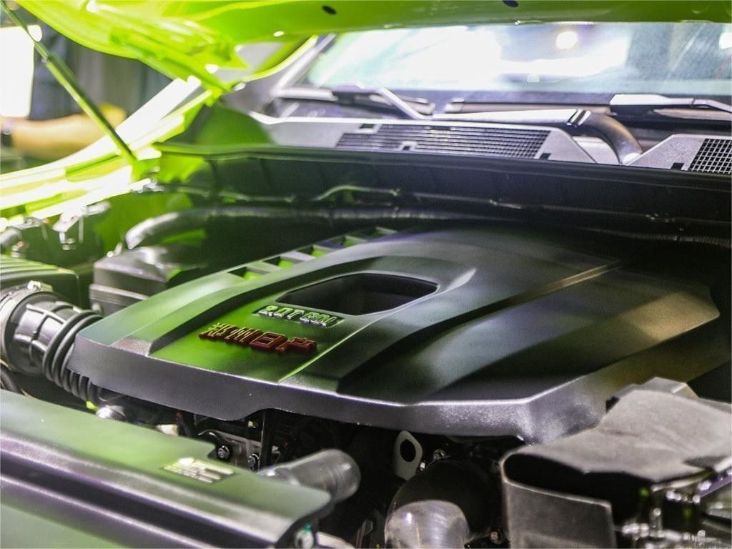 2024 Dongfeng 4*4 8AT camioneta de gasolina con ESC y el techo de aleación de aluminio