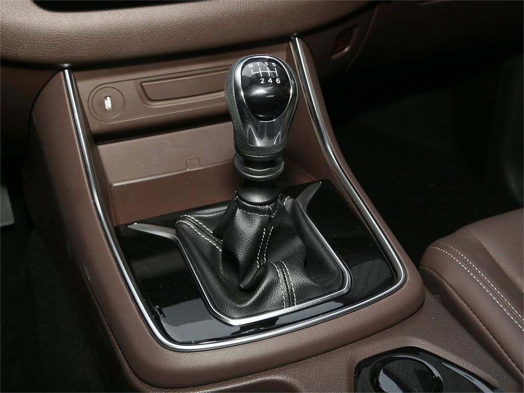 2024 Diesel 4*4 Dongfeng 8AT Rich7 Pickup 73L Tanque Caja de carga 1510*1562*475mm asientos de cuero
